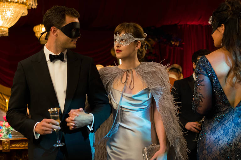 Jamie Dornan e Dakota Johnson em cena de 'Cinquenta Tons mais Escuros' 