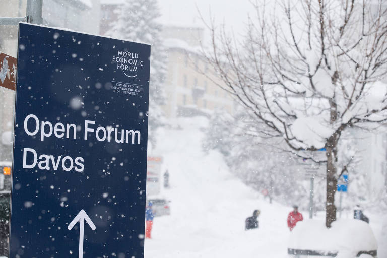 Placa aponta para abertura do fórum de Davos, na Suíça, em meio a intensa neve 