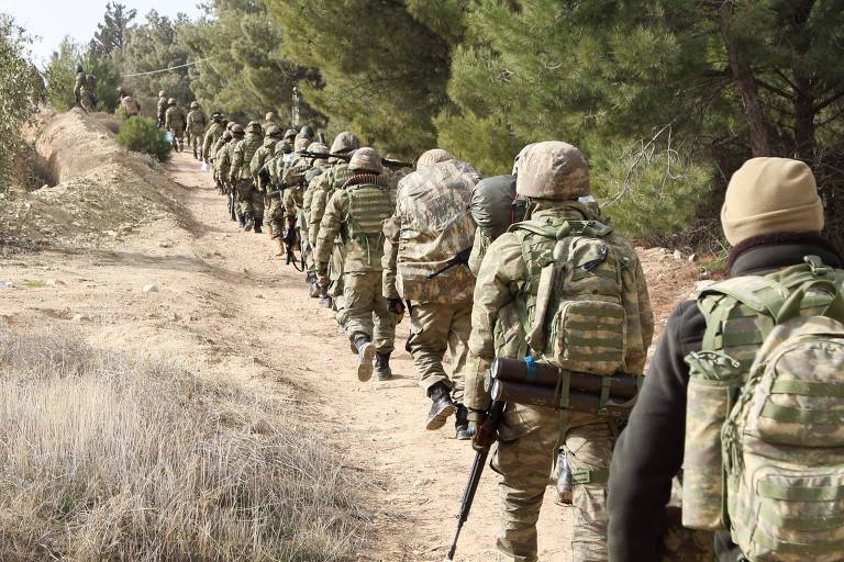 Soldados turcos são vistos na área de Mount Bersaya, ao norte da cidade síria de Azaz, próximo à fronteira com a Turquia