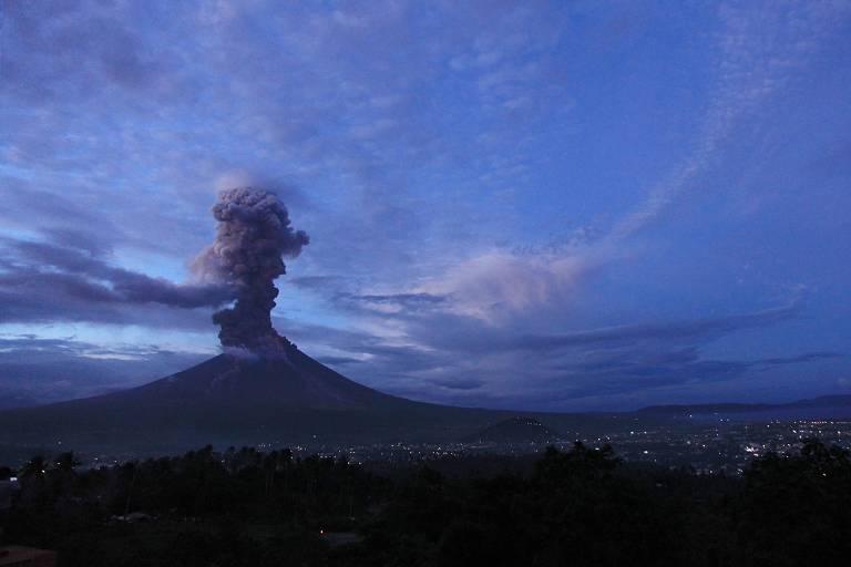 O vulcão Mayon, que entrou em erupção na segunda, visto da cidade de Legazpi, nas Filipinas