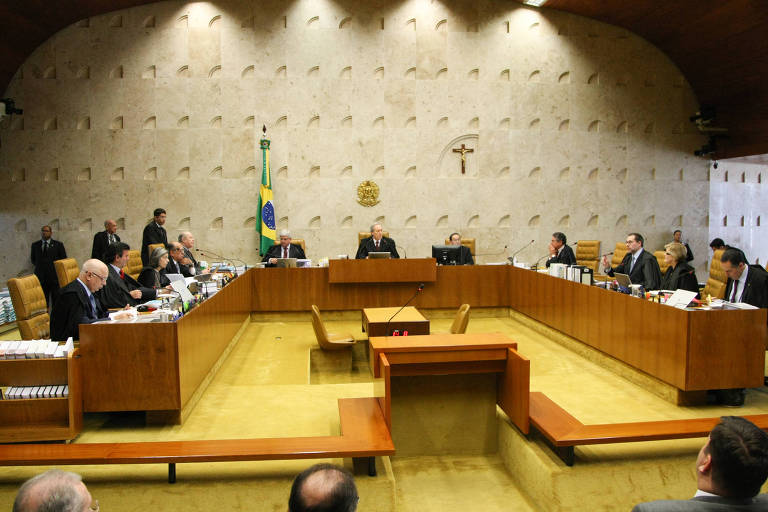 Ministros do STF analisam recursos do mensalão, no plenário do tribunal, em Brasília, em junho de 2014