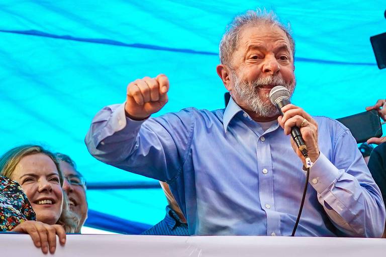 O ex-presidente Luiz Inácio Lula da Silva discursa em evento a seu favor em Porto Alegre nesta terça
