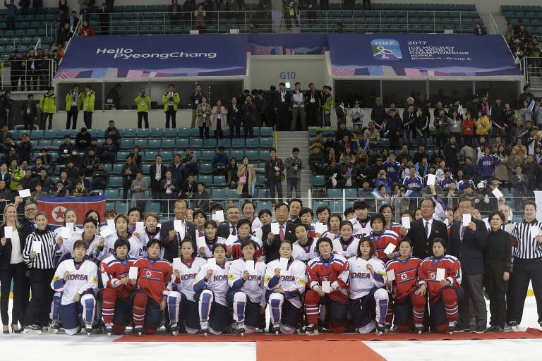 Atletas das Coreias do Sul e do Norte posam juntas após amistoso de hóquei no gelo em Pyeongchang