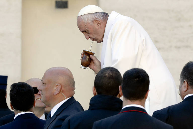 Papa Francisco toma chimarrão após audiência na praça São Pedro, no Vaticano