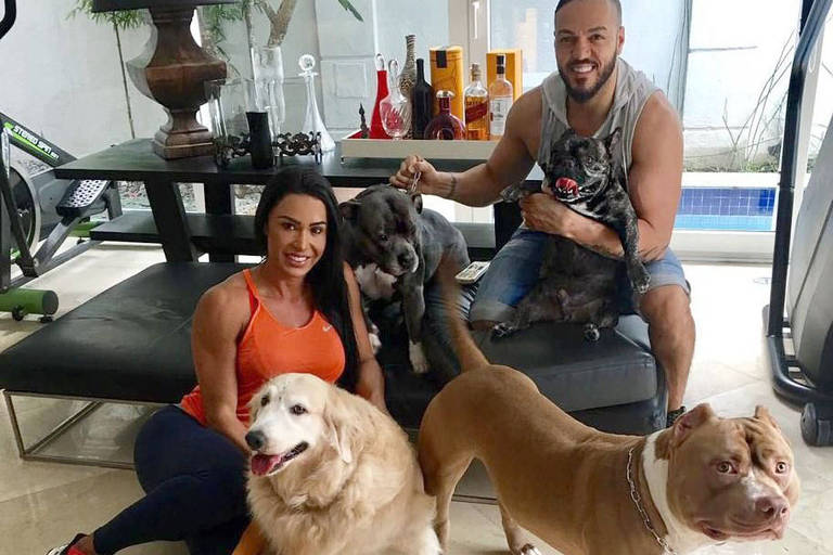 Gracyanne Barbosa e Belo com seus cachorros 