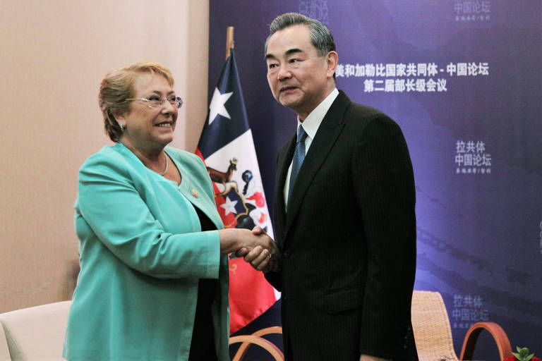O chanceler chinês, Wang Yi, cumprimenta a presidente do Chile, Michelle Bachelet, em visita a Santiago