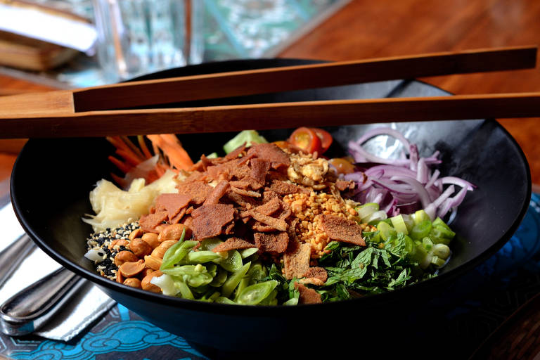 A salada Rainbow do Marakuthai tem 21 ingredientes