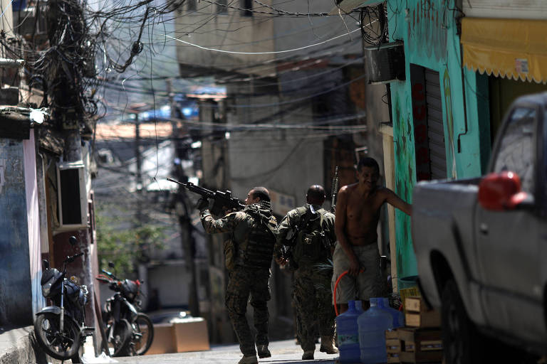 Homens do Bope fazem operação contra o tráfico na Rocinha; dois policiais, três suspeitos e um morador são feridos