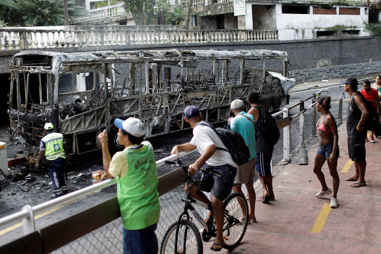 No fim da tarde, o conflito se espraiou da Rocinha para a favela vizinha do Vidigal, no Leblon; um ônibus foi incendiado na avenida Niemeyer
