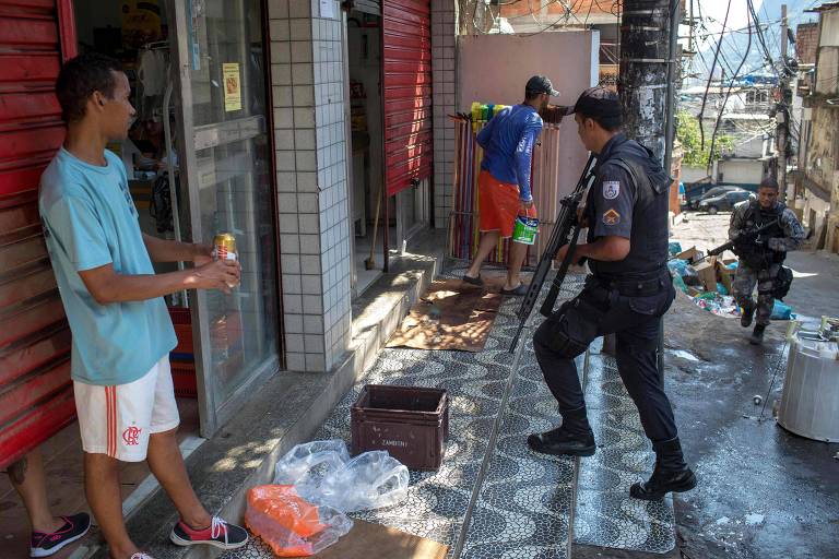 Homens do Bope fazem operação contra o tráfico na Rocinha; dois policiais, três suspeitos e um morador são feridos