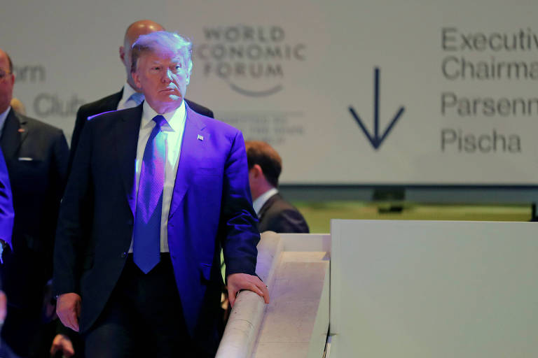 O presidente Donald Trump circula com guarda-costas nos corredores do Fórum Econômico Mundial
