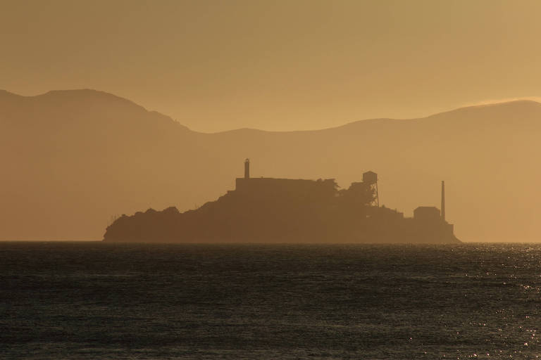 A ilha de Alcatraz, em San Francisco, abrigou até 1963 a prisão americana mais difícil de fugir até então