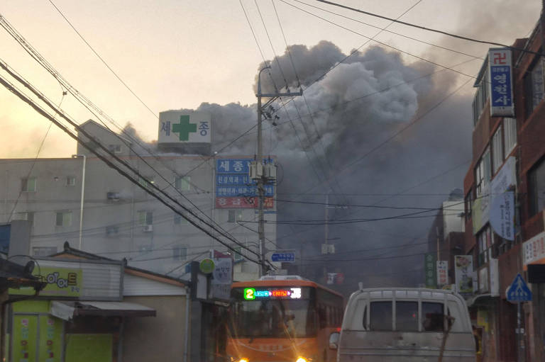 Grande incêndio atinge hospital em cidade no sudeste da Coreia do Sul