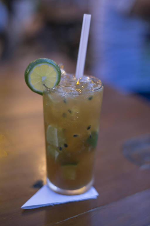 Drinque Jorge Amado, oferecido nos bares de Paraty (RJ) --caipirinha com Gabriela (cachaça com cravo e canela), limão e maracujá