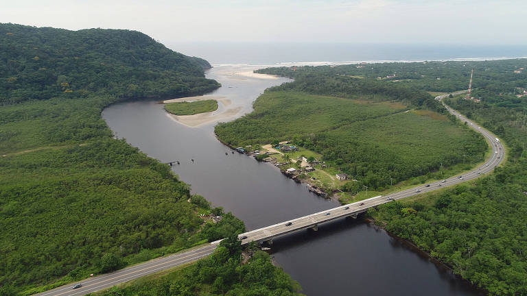 Vista aérea da Rio-Santos, sobre o rio Guaratuba