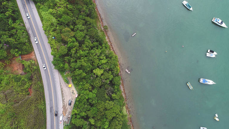 Mirante do Saco da Ribeira, em Ubatuba (SP), com vista para marina