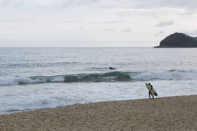 Surfista na praia do Cepilho, na vila de Trindade, em Paraty (RJ)