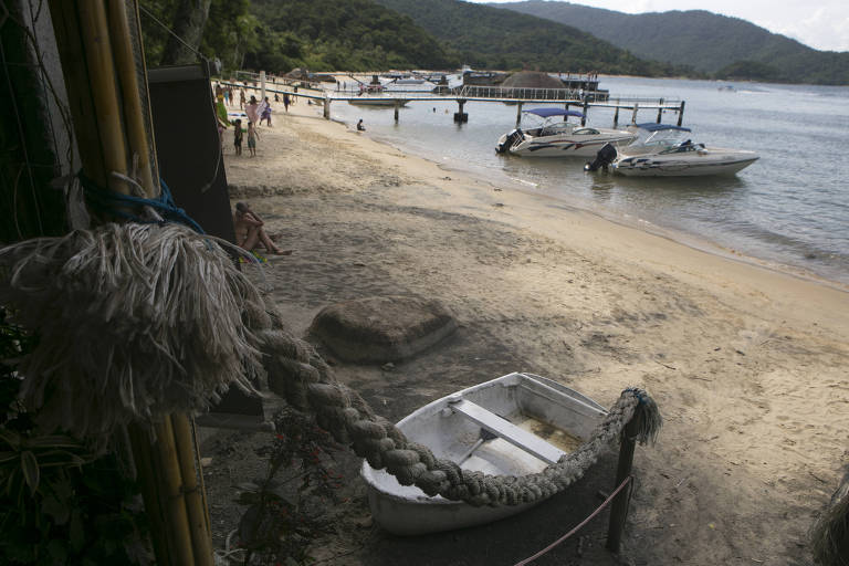 Praia de Camiranga, na Ilha Grande, acessada a partir de Angra dos Reis (RJ)