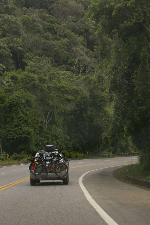 Carro na Rodovia Rio-Santos, na altura de Ubatuba (SP)