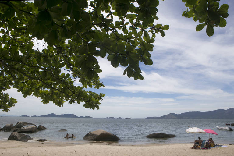 Banhistas na praia de Santo Antônio, em Mangaratiba (RJ)