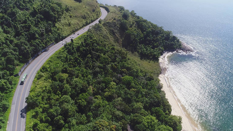 Vista aérea da Rio-Santos, na região da vila histórica de Mambucaba, em Angra dos Reis (RJ)