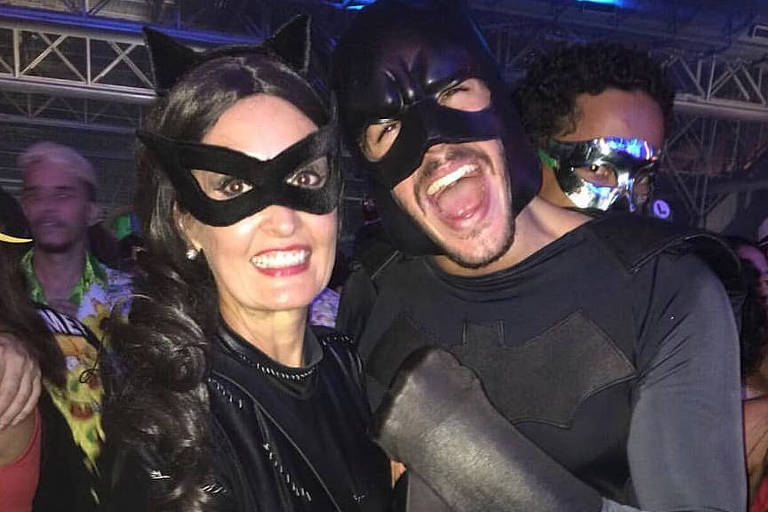 Vestidos de Mulher-Gato e Batman, Fátima Bernardes e Túlio Gadêlha curtem festa à fantasia
