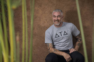 Revista Sao Paulo. Retrato do chef Alex Atala na area externa do seu restaurante Dalva e Dito no Jardins. Atala fala sobre seu  projeto para construir um hotel em breve