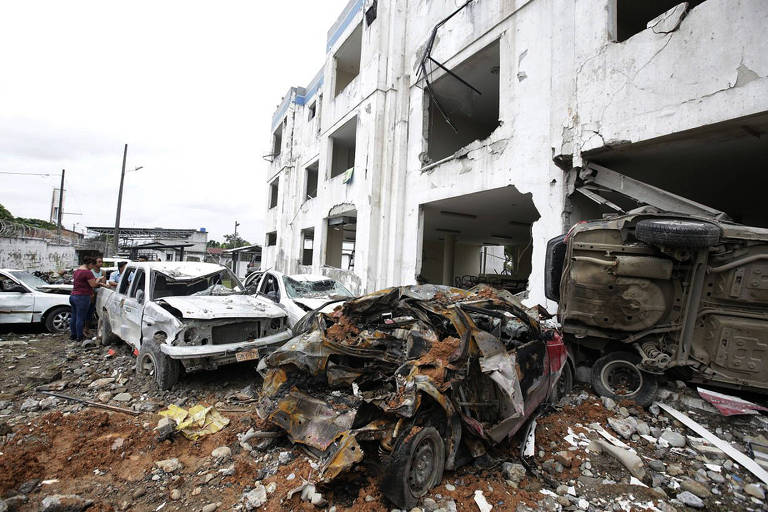 Carros são destruídos e parte do prédio desabou após o atentado a uma base da polícia no Equador