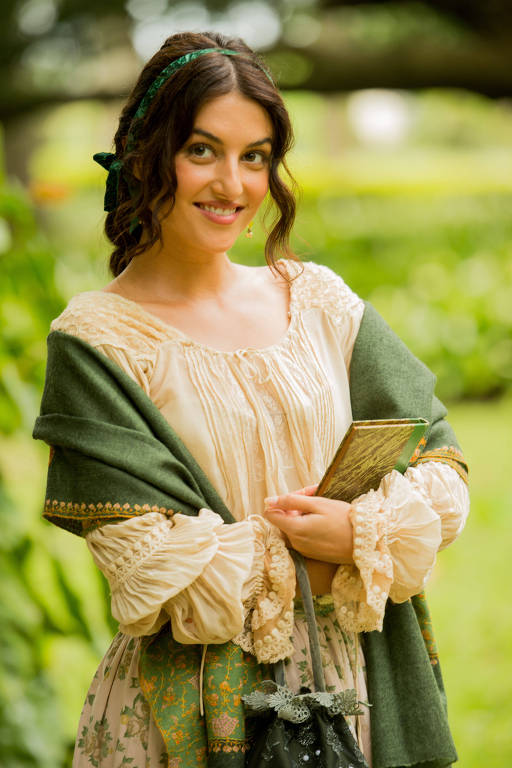 Anaju Dorigon caracterizada como a personagem Cecília de "Orgulho e Paixão" (Globo) 