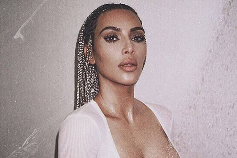 Kim Kardashian posta fotos de ensaio sensual nas redes sociais