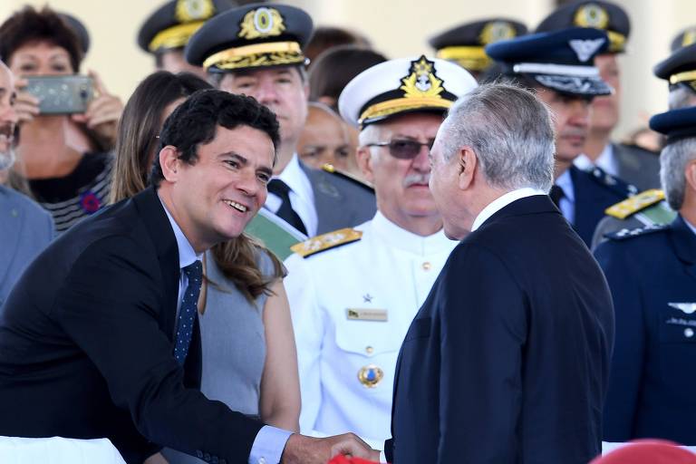 Em abril de 2017, o juiz Sergio Moro cumprimenta o presidente Michel Temer durante a comemoração do Dia do Exército