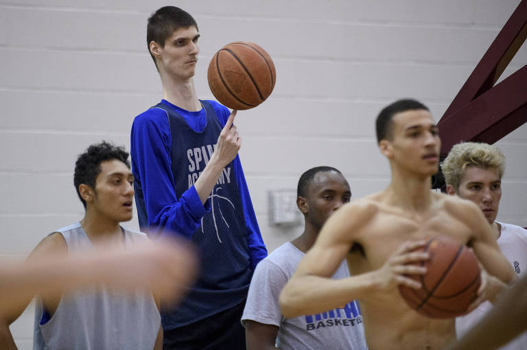 Gigante' do basquete atrai a atenção de crianças de escola em