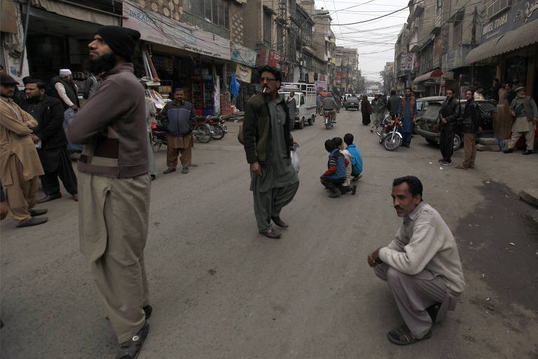 Pessoas em rua da cidade de Rawalpindi, no Paquistão, durante o tremor 