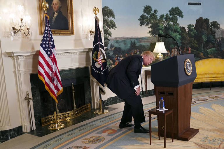 Trump procura uma garrafa d'água em intervalo de discurso na Casa Branca