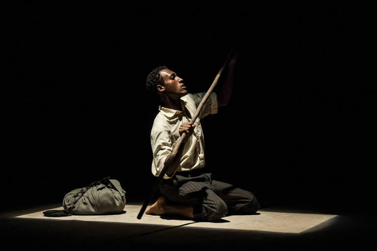O ator Thiago Catarino interpreta Kindzu na montagem da Amok Teatro, adaptação de "Terra Sonâmbula", de Mia Couto