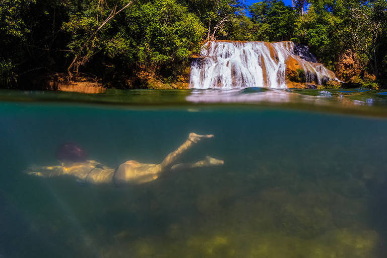 Banhista nada perto de uma das cachoeiras do Parque Nacional da Serra da Bodoquena
