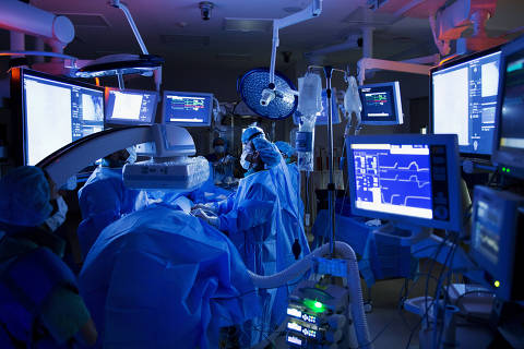 Sao Paulo, SP. 19/03/2014. O medico Nelson Wolosker realiza uma cirurgia endovascular minimamente invasiva em um paciente do SUS na Sala Híbrida do Hospital Israelita Albert Einstein em Sao Paulo. (Foto: Lalo de Almeida/ Folhapress ) COTIDIANO