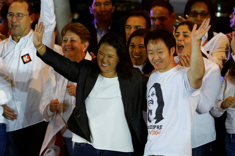 A então candidata a presidente Keiko Fujimori abraça o irmão, Kenji, em um comício em junho de 2016; os dois romperiam politicamente mais tarde