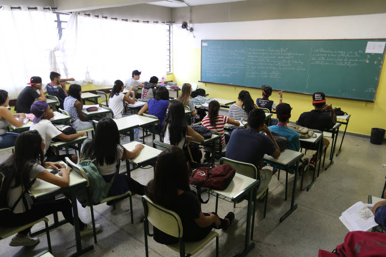 Estudantes do ensino médio em sala de escola estadual em Guarulhos, na Grande São Paulo