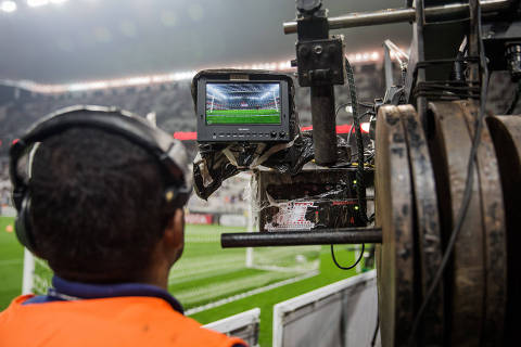 SÃO PAULO, SP, 02.03.2016: CORINTHIANS-INDEPENDIENTE - Câmera de transmissão durante partida entre Corinthians X Independiente Santa Fe, da Colômbia, válida pela fase de grupos da Copa Libertadores da América, na Arena Corinthians na zona leste de São Paulo. (Foto: Eduardo Anizelli/Folhapress)