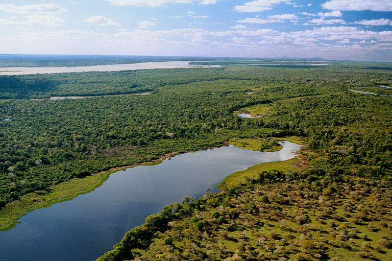 Vista aérea da Ilha do Bananal, a maior ilha fluvial do mundo, quase do tamanho do estado de Sergipe, que surge no período de estiagem dos rios Araguaia e Javaés, no Tocantins