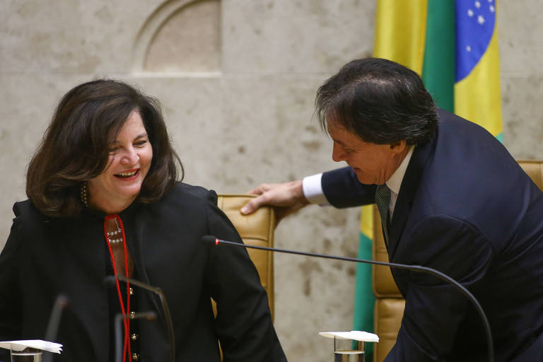 O presidente do Senado, Eunício Oliveira, arruma a cadeira da procuradora-geral da República, Raquel Dodge, durante sessão de abertura do ano no STF