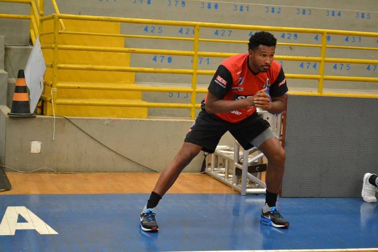 Leandrinho, jogador de basquete do Franca, faz exercícios durante treino da sua equipe