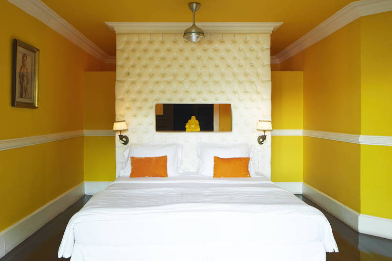 Quarto com parede acolchoada no La Suite by Dussol, no Rio; hotel está na publicação