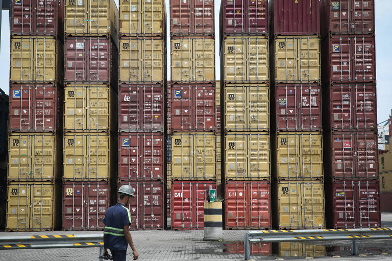 Contêineres empilhados em terminal no porto de Santos (SP)