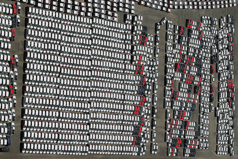 Carros importados em terminal no porto de Santos