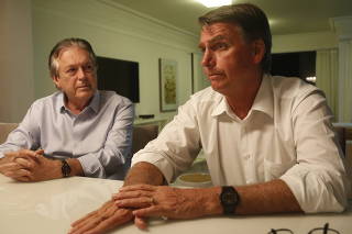 Luciano Bivar (à esq.) e o pré-candidato Jair Bolsonaro em entrevista