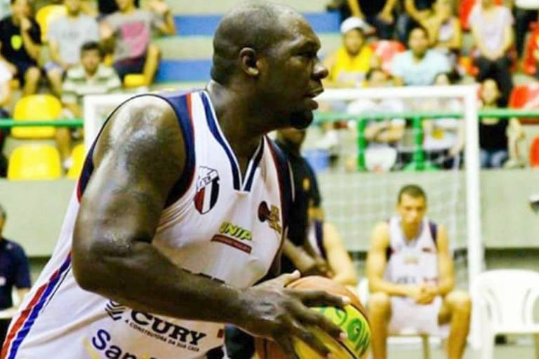 Fábio Luiz Pires, jogador de basquete, em lance durante jogo do Mogi das Cruzes