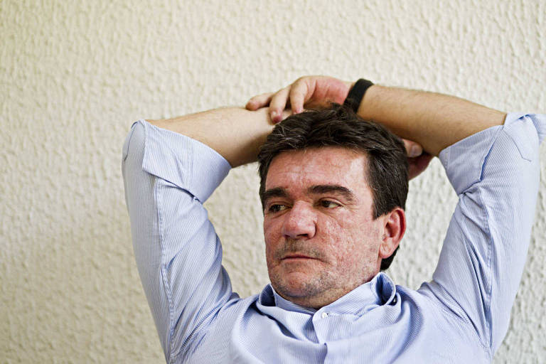 Andrés Sanchez, com os braços esticados sobre a cabeça, concede entrevista à Folha