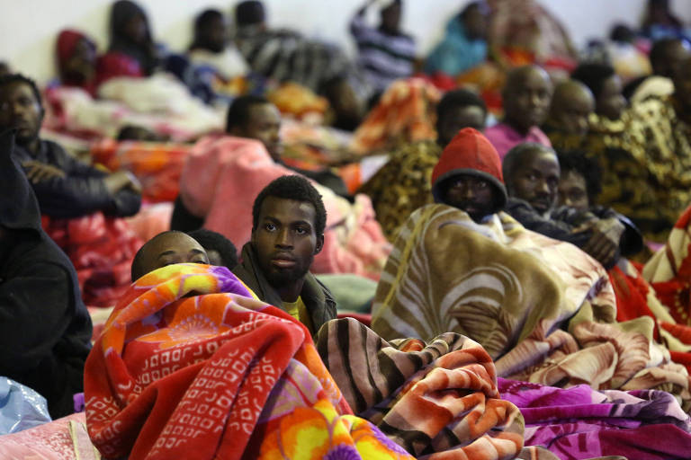 Barco de imigrantes naufraga na Líbia e deixa cerca de 90 mortos